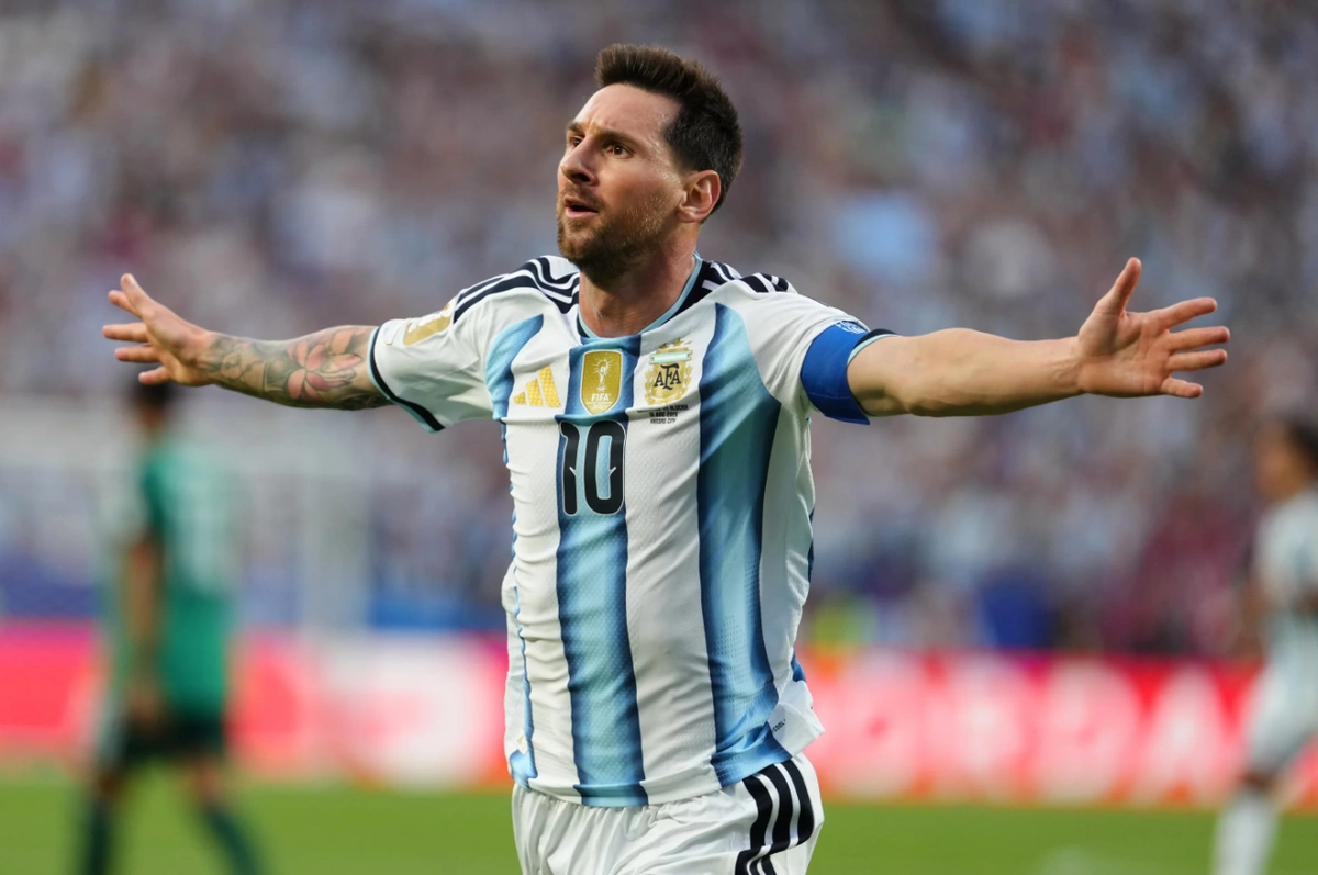 Messi đang dẫn đầu cuộc đua Vua phá lưới với 6 bàn. Xếp sau là bộ đôi của Pháp Kylian Mbappe và Ousmane Dembele, cùng với Vinicius Junior (Brazil) và Erling Haaland (Na Uy) - những người đều có 4 bàn. Thủ quân của Argentina còn lập nhiều kỷ lục, gồm việc trở thành cầu thủ đầu tiên ghi bàn 7 trận liên tiếp, cầu thủ đầu tiên ghi 6 bàn từ ngoài vòng cấm và ghi 19 bàn tại World Cup.