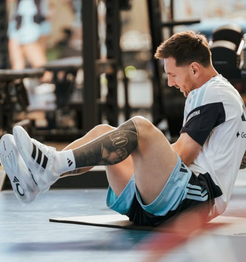 Lionel Messi tập riêng trong buổi tập đầu tiên của Argentina tại Mỹ ngày 1/6. Ảnh: AFA