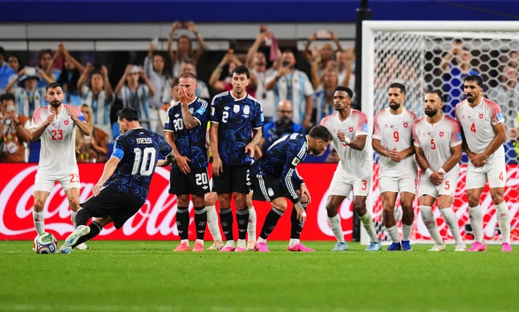 Lionel Messi (thứ hai từ trái) ghi bàn thứ ba cho Argentina từ cú đá phạt trong trận gặp Jordan ở bảng J World Cup, tại Arlington, Texas, gần Dallas, ngày 27/6/2026. Ảnh: AP