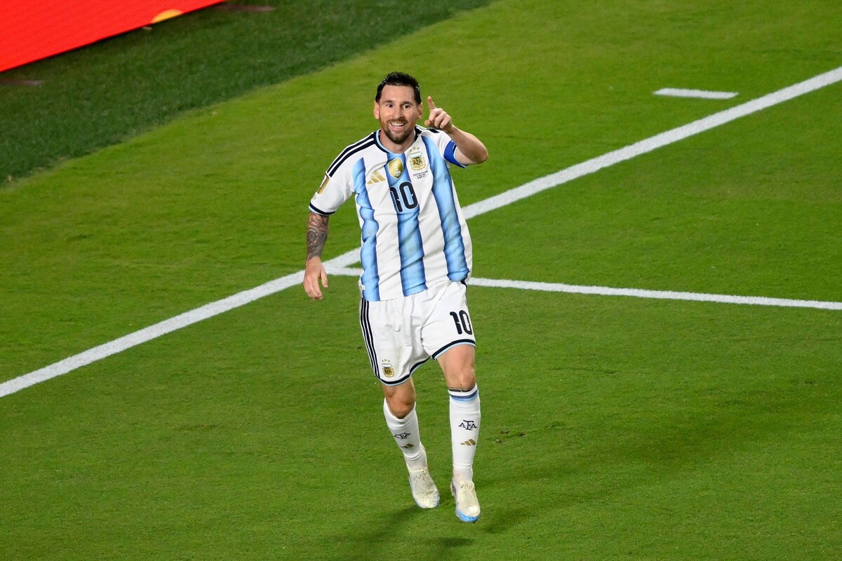 2. Lionel Messi (Argentina) Trong hơn 15 năm, Lionel Messi duy trì đẳng cấp hiếm thấy trong lịch sử bóng đá. Tuy nhiên, cuộc tranh luận về việc anh có phải cầu thủ vĩ đại nhất mọi thời hay không vẫn kéo dài vì thiếu một chức vô địch World Cup. Messi từng tiến rất gần danh hiệu đó năm 2014. Anh nhận Quả Bóng Vàng World Cup nhưng không thể nâng Cup khi Argentina thua Đức sau hiệp phụ ở chung kết. Sau khi thua Pháp tại vòng 1/8 World Cup 2018, nhiều người tin rằng cơ hội cuối cùng của Messi đã khép lại. Nhưng tại Qatar 2022, ở tuổi 35, anh tạo nên chiến dịch World Cup cá nhân hay bậc nhất kể từ Maradona năm 1986. Sau khi giúp Argentina thoát nguy cơ bị loại từ vòng bảng, Messi trở thành cầu thủ đầu tiên ghi bàn ở mọi vòng đấu của World Cup gồm vòng bảng, vòng 1/8, tứ kết, bán kết và chung kết. Anh cũng được bầu là cầu thủ hay nhất trận ở tất cả các vòng knock-out. Quả Bóng Vàng World Cup thứ hai vì thế gần như là điều tất yếu. Sau khi cùng Argentina thắng Pháp trên loạt luân lưu để vô địch, Messi được cho sẽ chia tay đội tuyển. Tuy nhiên, anh tiếp tục thi đấu và dự World Cup thứ sáu trong sự nghiệp. Messi đã cân bằng kỷ lục 16 bàn thắng của Miroslav Klose. Nếu tiếp tục ghi bàn tại World Cup 2026, anh có thể vươn lên dẫn đầu, đồng thời thách thức vị trí số một trong danh sách cầu thủ vĩ đại nhất lịch sử World Cup.