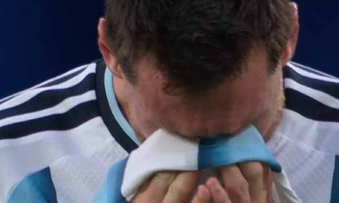 Messi được cho là lau nước mắt sau khi ghi bàn mở tỷ số. Ảnh: chụp màn hình