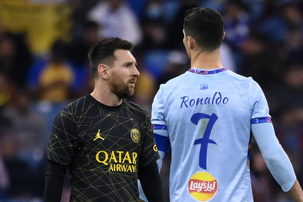 Messi (trái) và Ronaldo trong trận giao hữu giữa PSG và đội Các ngôi sao Riyadh tại sân King Fahd, thủ đô Riyadh, Arab Saudi ngày 19/1/2023. Ảnh: AFP