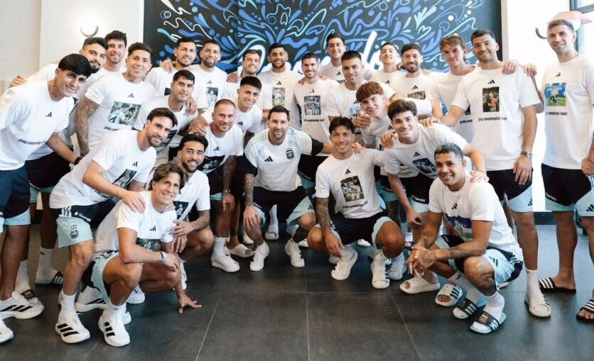 Toàn đội Argentina mặc đồng phục chúc mừng sinh nhật tuổi 39 của Messi. Ảnh: IG/RodriDePaul