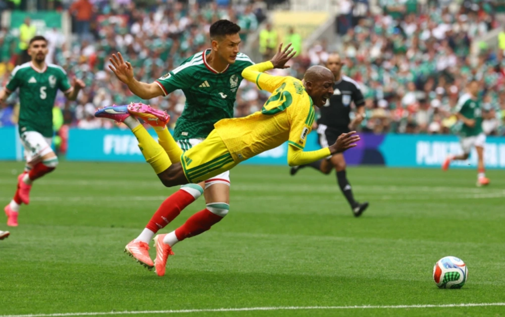 Cesar Montes (áo xanh) phạm lỗi với Khuliso Mudau và nhận thẻ đỏ trực tiếp ở trận ra quân bảng A World Cup 2026 trên sân Azteca, Mexico City, Mexico ngày 11/6/2026. Ảnh: Reuters