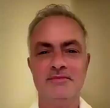 Mourinho chúc mừng Perez tái đắc cử.