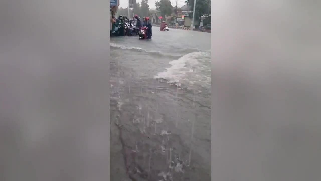 Mưa ngập khu vực Ngã tư Miếu ông Cù. Video: Người dân cung cấp