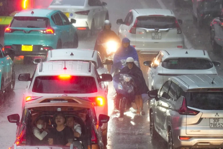Không khí lạnh cuối mùa tràn xuống, miền Bắc mưa lớn