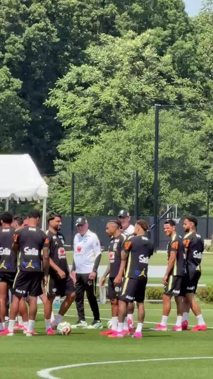 Đồng đội chào đón Neymar trở lại