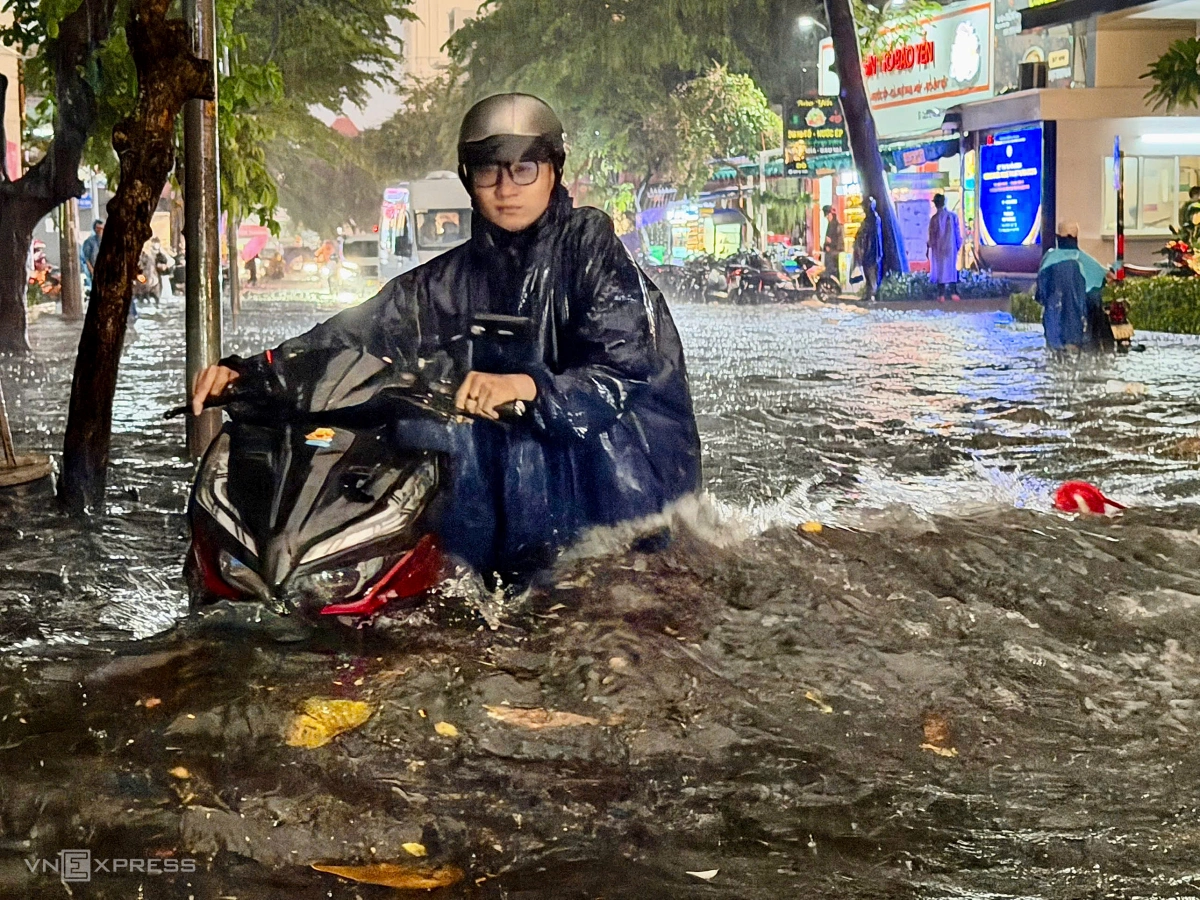 Khoảng 17h30, mưa lớn khiến hàng loạt tuyến đường quanh khu Thảo Điền (phường An Khánh, quận 2 cũ) ngập sâu, có đoạn gần ngang người khiến xe chết máy, người dân phải dắt bộ xe về nhà.