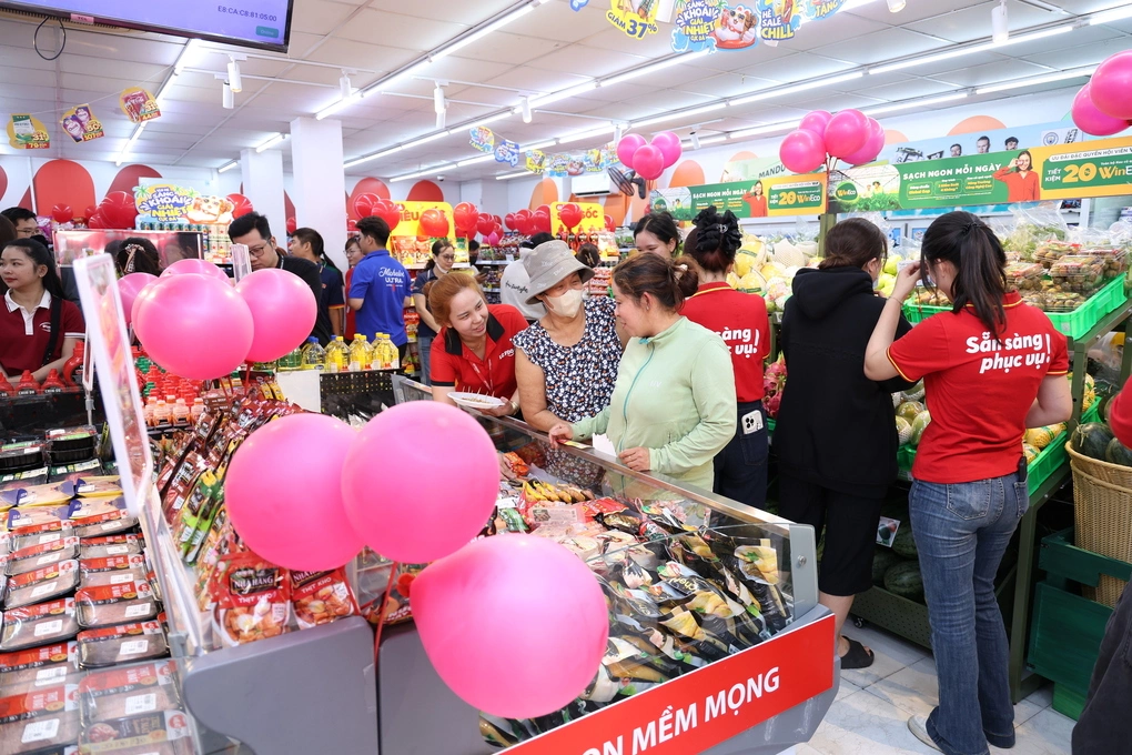 Nhân viên tư vấn, giới thiệu các sản phẩm cho khách hàng. Ảnh: Masan
