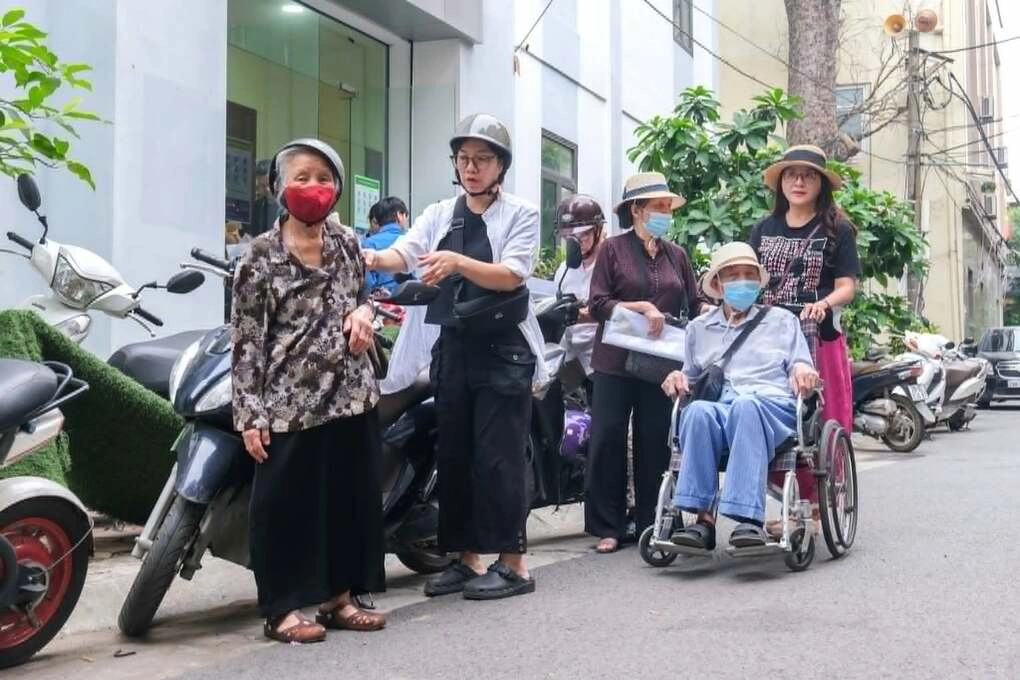 Người cao tuổi Hà Nội đi làm thủ tục ủy quyền nhận lương hưu, tháng 6/2026. Ảnh: Thu Hương