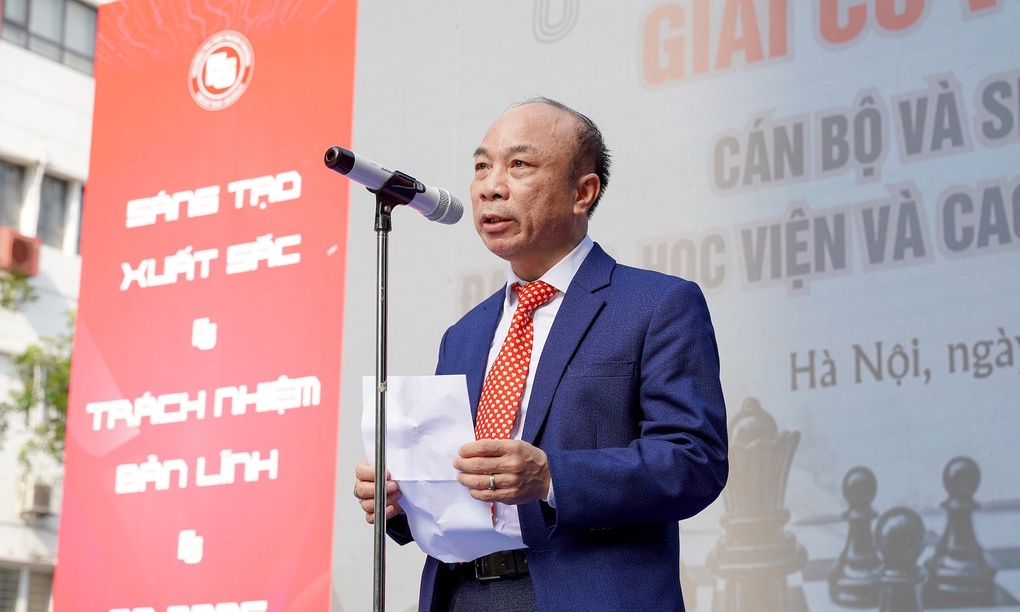 Ông Nguyễn Minh Thắng tại một giải cờ vua ở trường đại học Ngoại Thương, Hà Nội. ngày 29/5/2023. Ảnh: FTU Times