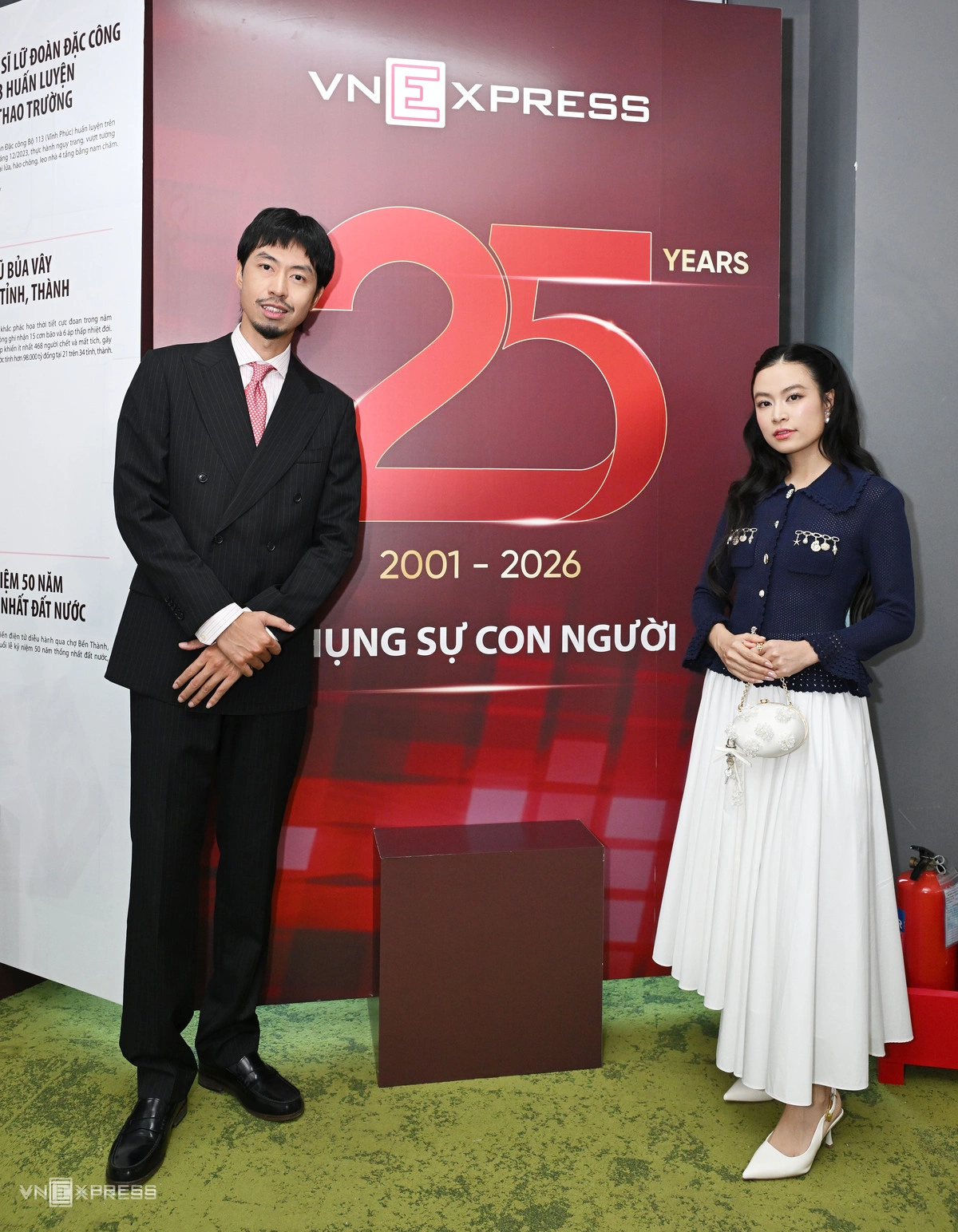 Ca sĩ Đen Vâu và Hoàng Thùy Linh dừng lại trước khu vực dấu mốc quan trọng trên hành trình 25 năm hình thành và phát triển của báo.