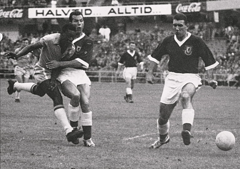 1. Pele (Brazil) Không ai khác có thể đứng đầu ngoài Pele, người được mệnh danh là "Vua bóng đá". Pele vẫn là cầu thủ duy nhất trong lịch sử ba lần vô địch World Cup. Dù chấn thương khiến ông chỉ đóng vai trò hạn chế tại World Cup 1962, Pele là ngôi sao trong hai chức vô địch năm 1958 và 1970. Tại Thụy Điển năm 1958, Pele mới 17 tuổi nhưng nhanh chóng giành suất đá chính. Ông ghi bàn quyết định vào lưới Xứ Wales ở tứ kết, lập hat-trick trong chiến thắng 5-2 trước Pháp ở bán kết và ghi cú đúp trong trận chung kết thắng chủ nhà Thụy Điển. Tiền đạo Just Fontaine của Pháp giành Chiếc giày Vàng với kỷ lục 13 bàn, nhưng sau giải vẫn phải thừa nhận: "Khi nhìn Pele thi đấu, tôi cảm thấy mình nên giải nghệ". Mười hai năm sau tại Mexico, Pele tạo nên kiệt tác lớn nhất sự nghiệp. Dưới sự dẫn dắt của ông, đội tuyển Brazil 1970 - được nhiều người xem là đội tuyển quốc gia hay nhất lịch sử - thắng cả sáu trận để vô địch. Pele ghi bốn bàn, trong đó có một bàn ở trận chung kết thắng Italy 4-1. Hậu vệ Italy Tarcisio Burgnich sau này nhớ lại: "Trước trận, tôi tự nhủ rằng ông ấy cũng chỉ bằng xương bằng thịt như mọi người. Nhưng tôi đã nhầm".