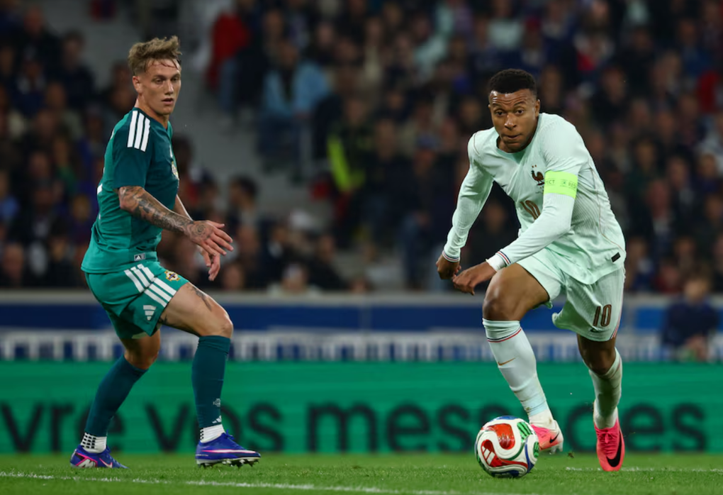 Kylian Mbappe (phải) đi bóng trong trận giao hữu Pháp thắng Bắc Ireland 3-1 tại Lille, Pháp ngày 8/6/2026. Ảnh: Reuters