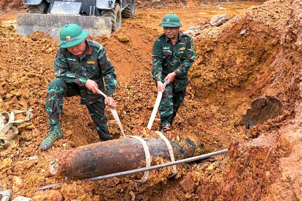 Quả bom lúc được đưa lên khỏi mặt đất. Ảnh: Trọng Kiên