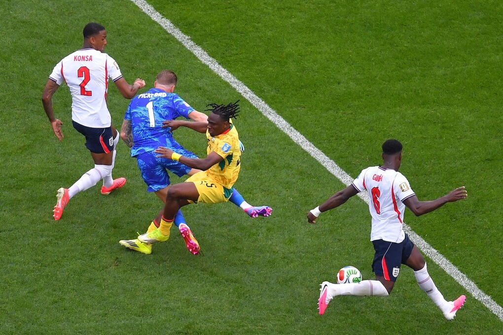 Jordan Pickford (trái) va chạm với Prince Adu bên ngoài cấm địa trong hiệp hai trận hòa 0-0 giữa Anh và Ghana ở lượt hai bảng L World Cup 2026 trên sân Foxborough, bang Massachusetts ngày 23/6. Tình huống này khiến Ghana cho rằng thủ môn Anh đáng bị truất quyền thi đấu. Ảnh: AP