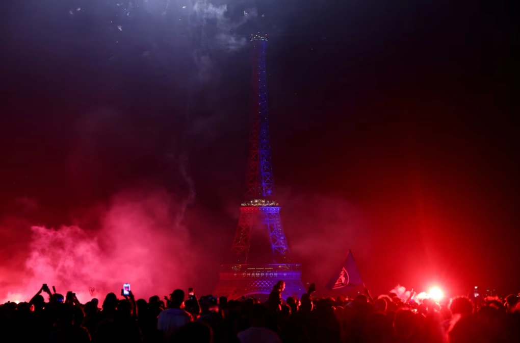 Người hâm mộ PSG ăn mừng chức vô địch Champions League tại quảng trường Trocadero, Paris, Pháp ngày 30/5/2026, với tháp Eiffel phía sau. Ảnh: Reuters