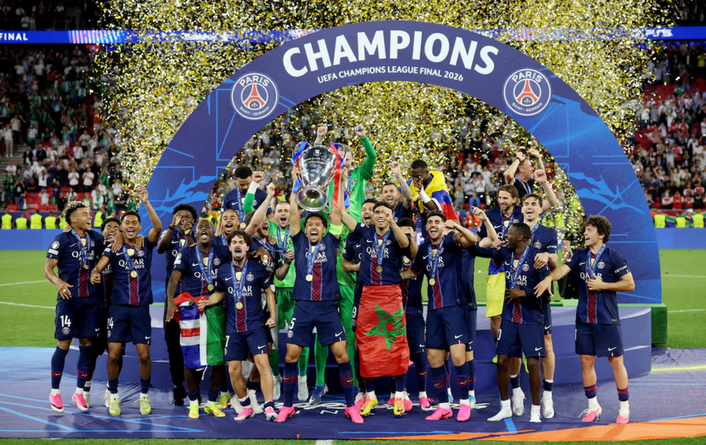 Các cầu thủ PSG nâng chiếc Cup vô địch Champions League tại Puskas Arena, Budapest, Hungary ngày 30/5/2026. Ảnh: Reuters