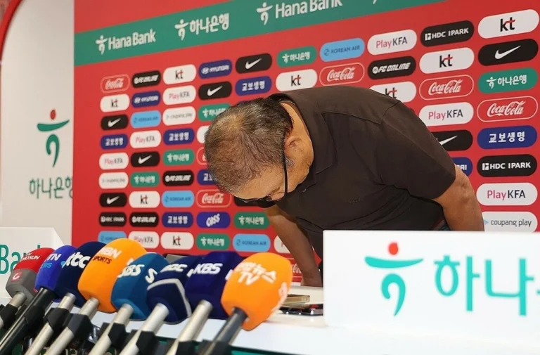 Ông Park cúi đầu xin lỗi khi Hàn Quốc thất bại ở World Cup
