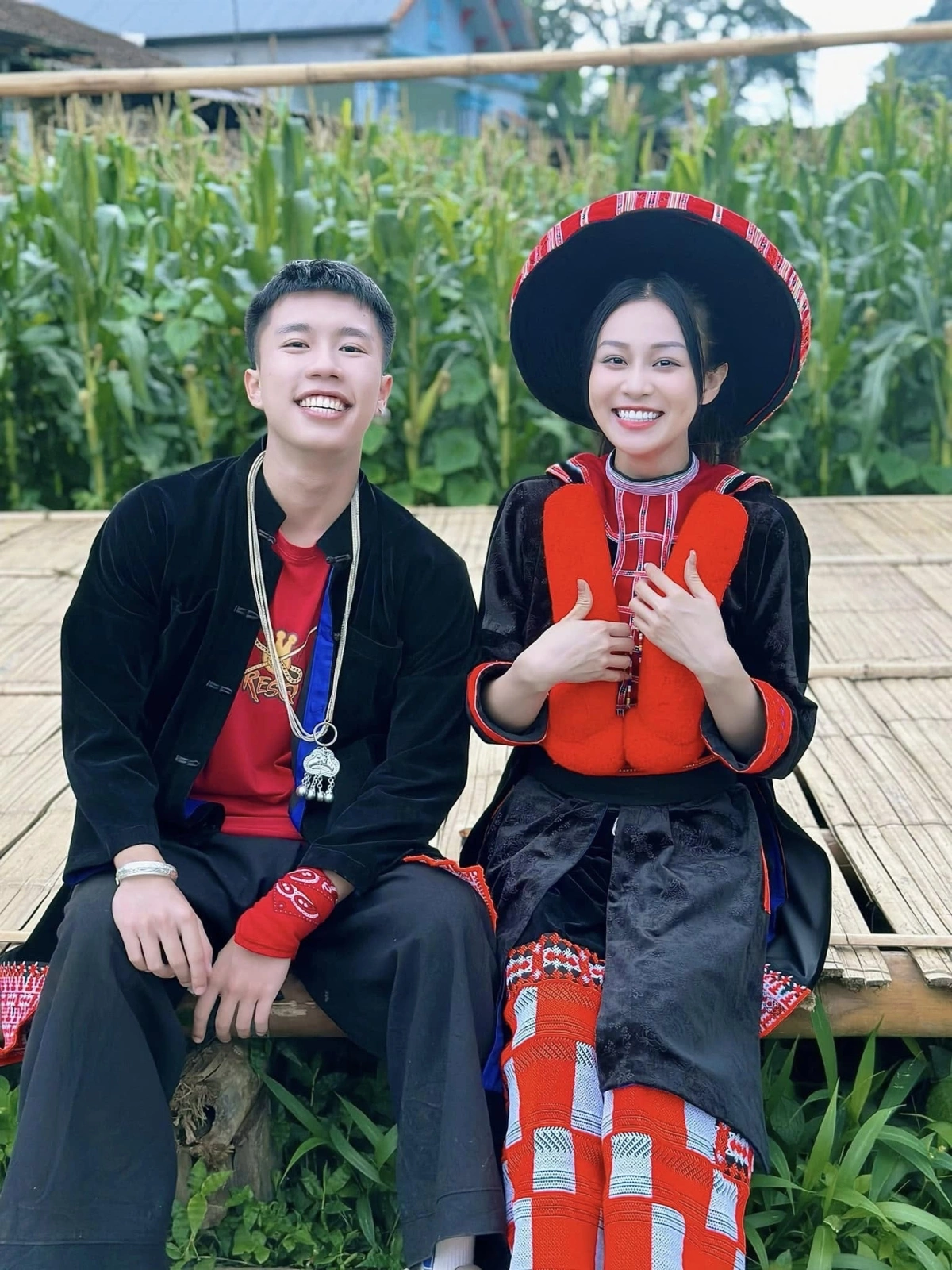 Quỳnh Châu vào vai Dất trong tác phẩm Đi giữa trời rực rỡ (đạo diễn Đỗ Thanh Sơn). Do thích Chải (Long Vũ, trái) nhưng không được đáp lại, Dất luôn tìm cách chọc phá anh và Pu (Thu Hà Ceri) - người mà Chải dành tình cảm. Theo diễn viên, dù là vai phụ, cô không bận tâm mà trân trọng mọi cơ hội.