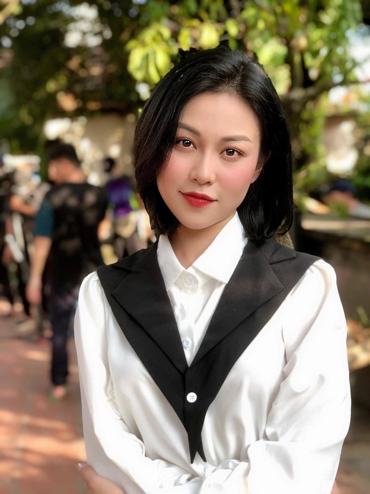 Quỳnh Châu chạm ngõ phim truyền hình với vai Phương trong series Lối về miền hoa (đạo diễn Vũ Minh Trí). Nhân vật là một cô gái thành thị, bất chấp tất cả để theo đuổi người mình yêu. Dù chỉ là vai phụ, xuất hiện không nhiều, cô gây ấn tượng với người xem nhờ gương mặt sáng, biểu cảm linh hoạt, đài từ tự nhiên.