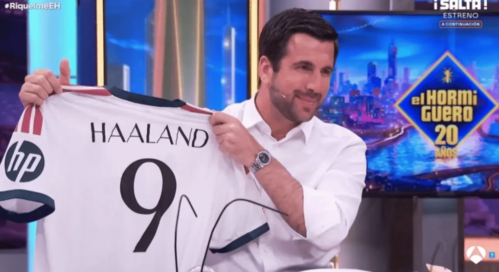 Riquelme cầm áo Real Madrid có in tên Haaland trên chương trình truyền hình El Hormiguero.