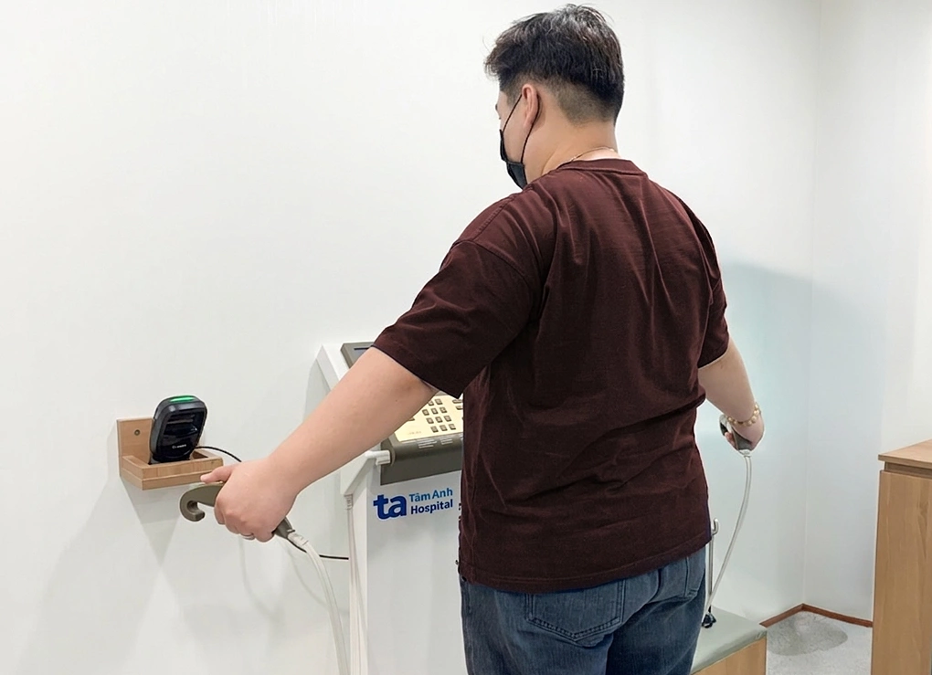 Anh Dũng đo InBody tại Bệnh viện Đa khoa Tâm Anh. Ảnh: Bệnh viện cung cấp