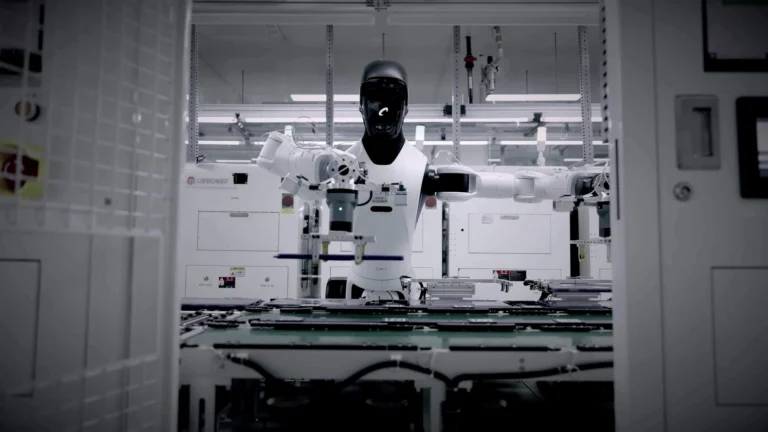 Robot hình người làm việc 6 ngày, sai sót 0,01%