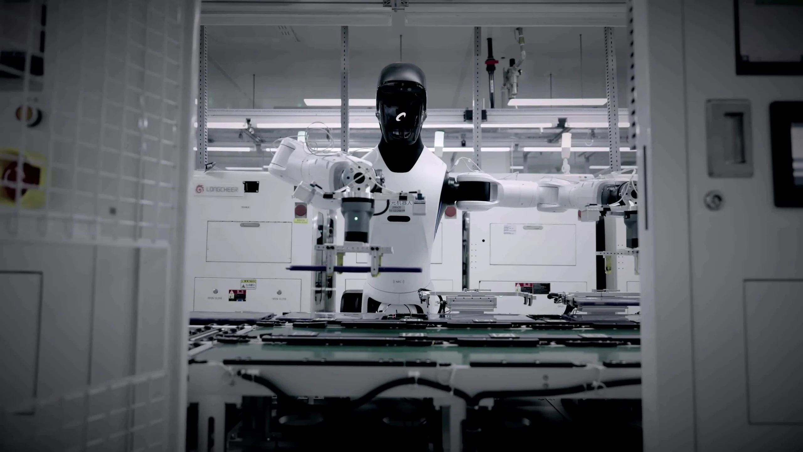 Robot hình người làm việc 6 ngày, sai sót 0,01%