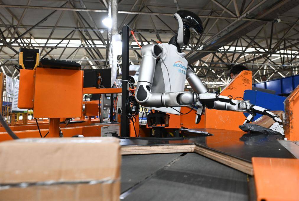 Robot xử lý bưu kiện tại khu vực hậu cần Giang Cao thuộc trung tâm bưu chính Quảng Châu. Ảnh: Tân Hoa Xã