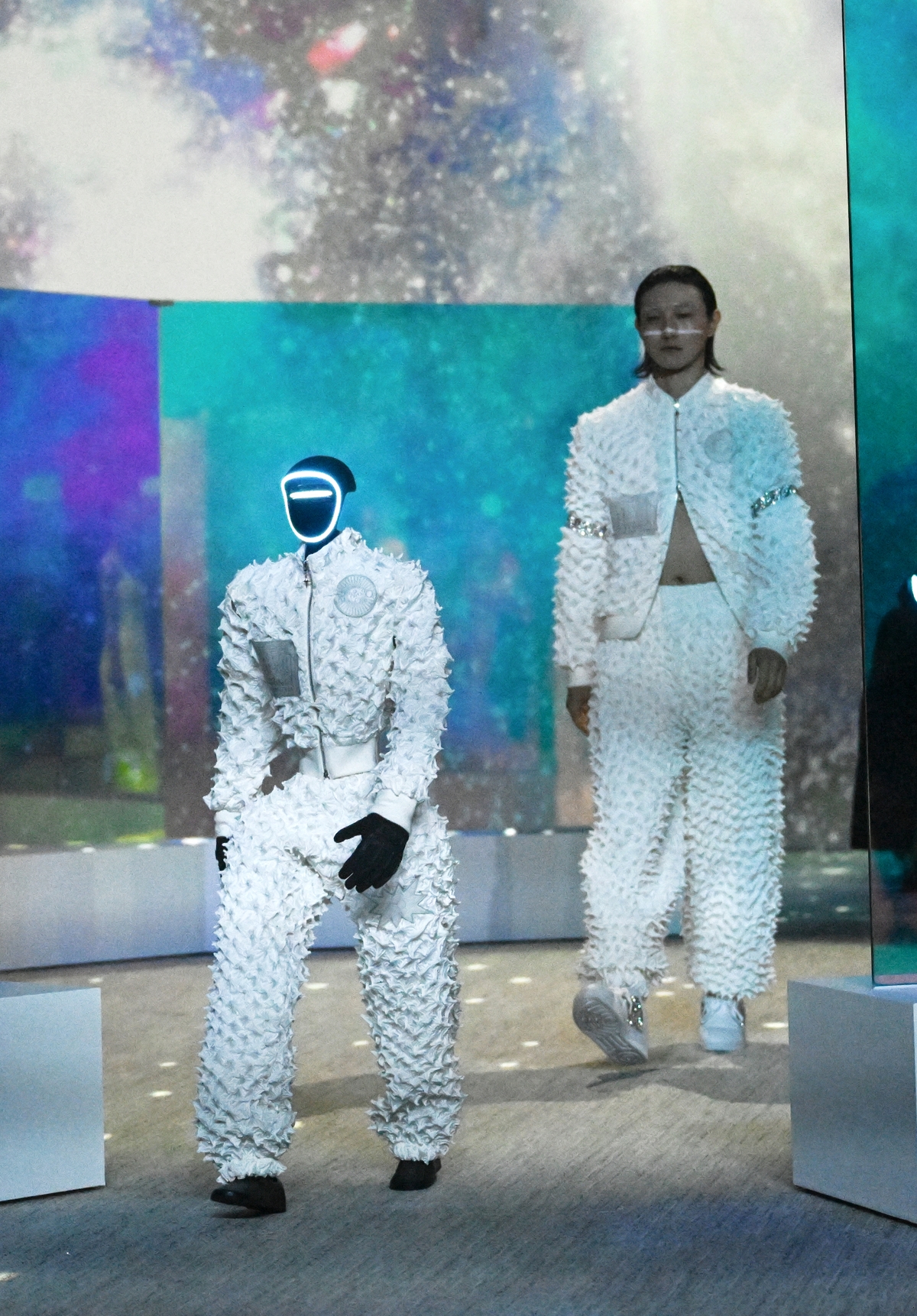 Robot đọ catwalk với người