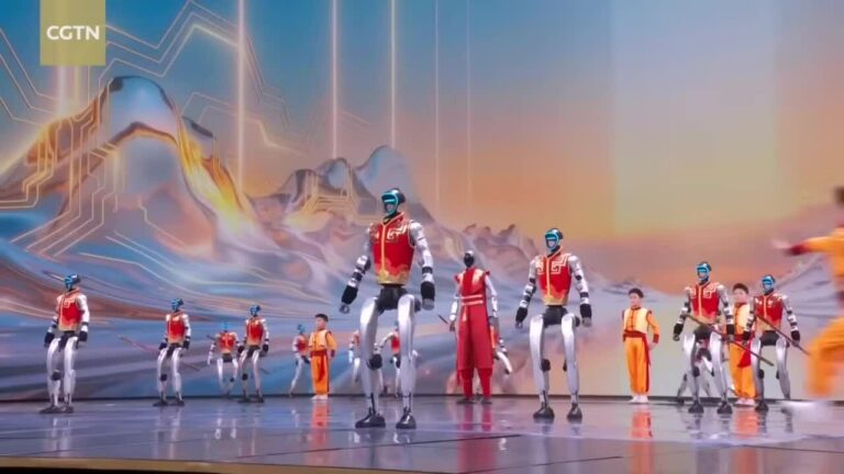 Robot hình người loay hoay đi từ sân khấu đến đời thực