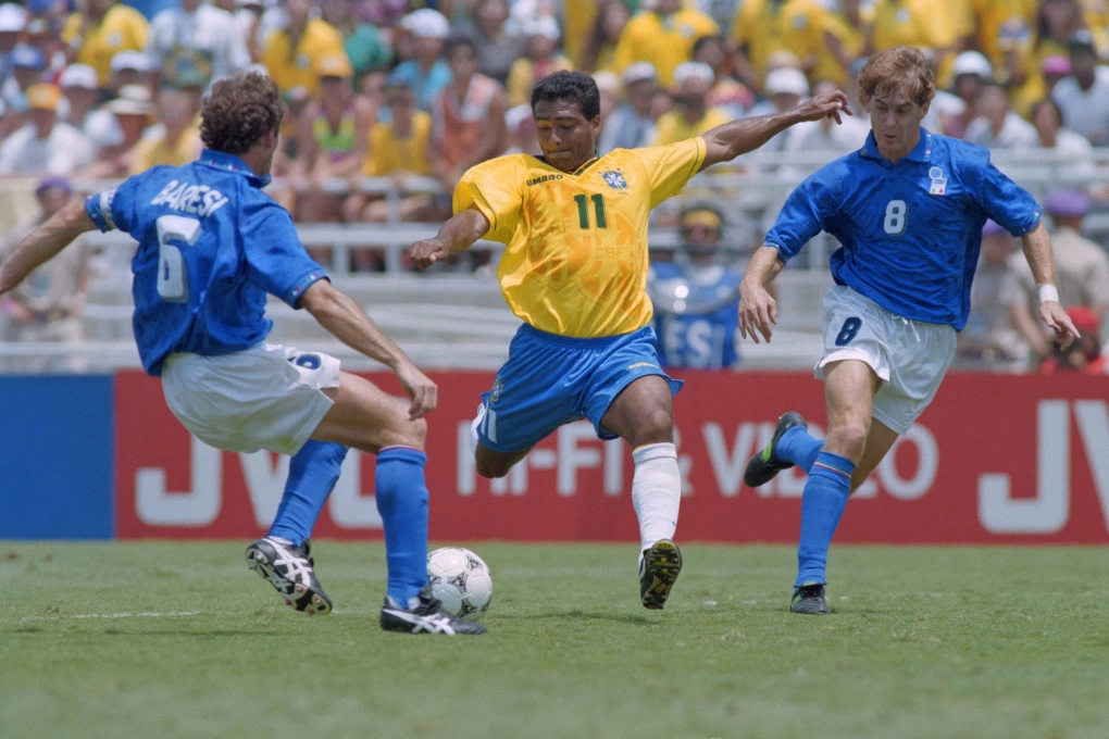 Tiền đạo Romario (giữa) dứt điểm trước sự truy cản của hai hậu vệ Italy Franco Baresi (trái) và Roberto Mussi trong trận chung kết World Cup 1994 trên sân Rose Bowl ở Pasadena ngày 17/7. Ảnh: AFP