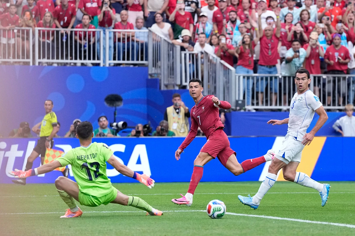 Lập cú đúp trong trận Bồ Đào Nha thắng Uzbekistan 5-0, Cristiano Ronaldo trở thành cầu thủ đầu tiên ghi bàn ở 6 kỳ World Cup. Xếp sau là Messi với 5 kỳ. Cả hai cũng chia sẻ kỷ lục thi đấu ở 6 World Cup. Ronaldo cũng trở thành cầu thủ già thứ hai ghi bàn tại giải đấu, ở 41 tuổi 138 ngày. Kỷ lục hiện tại thuộc về huyền thoại Roger Milla ở 42 tuổi 39 ngày lập năm 1994. Ronaldo còn gia nhập nhóm rất hiếm gồm Michael Laudrup (Đan Mạch) và Messi khi vừa là cầu thủ trẻ nhất, vừa là cầu thủ lớn tuổi nhất từng ghi bàn cho đội tuyển quốc gia tại World Cup.