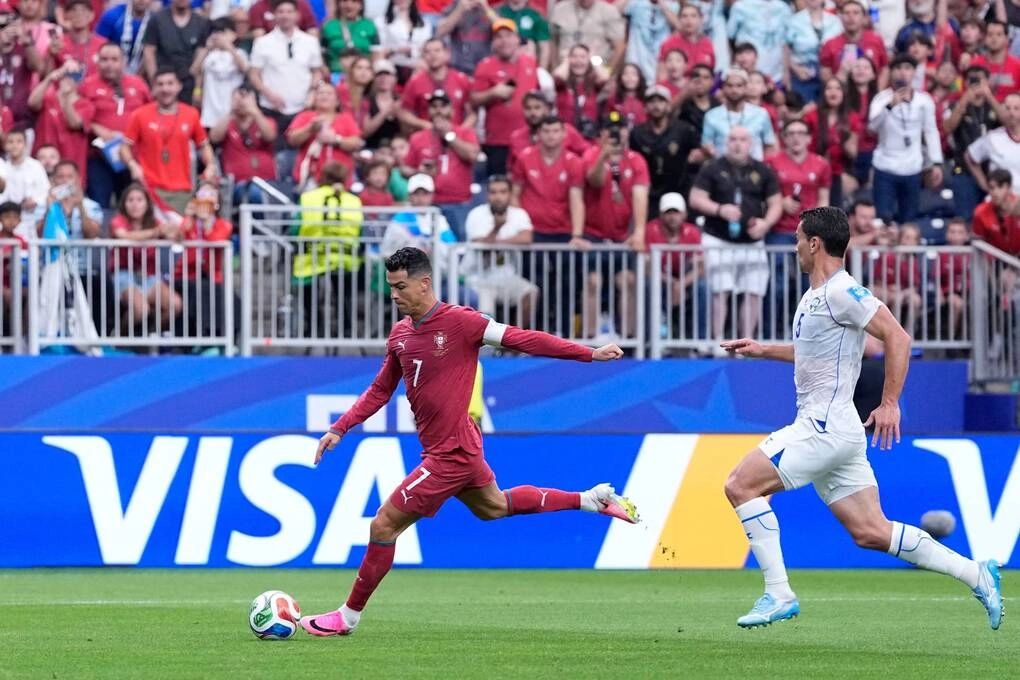 Cristiano Ronaldo (số 7) nâng tỷ số lên 3-0 trong trận Bồ Đào Nha 5-0 Uzbekistan, ở bảng K World Cup 2026, tại Houston, Mỹ ngày 23/6. Ảnh: AP