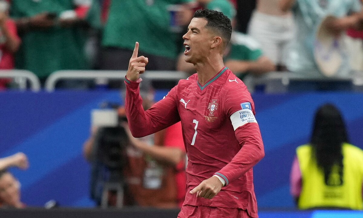 Ronaldo phá hai kỷ lục World Cup của Messi