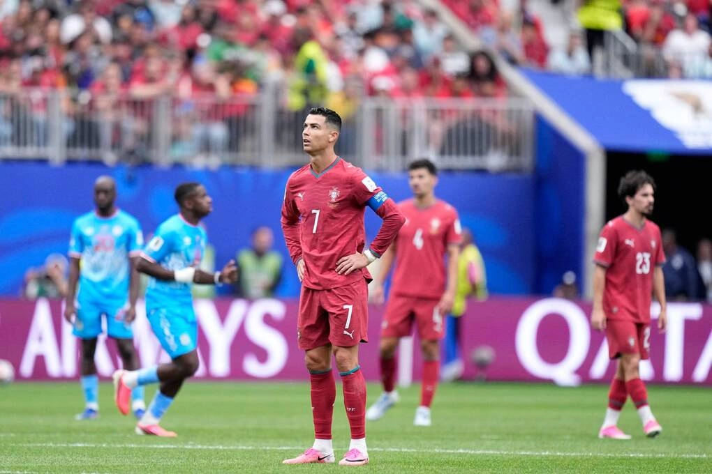 Ronaldo phản ứng sau pha bỏ lỡ trong trận ra quân World Cup 2026, Bồ Đào Nha 1-1 CHDC Congo, trên sân NRG, ở Houston, Mỹ tối 17/6. Ảnh: AP