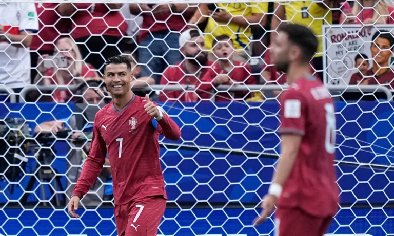 Báo Tây Ban Nha: 'Ronaldo không đáng chịu bão chỉ trích'