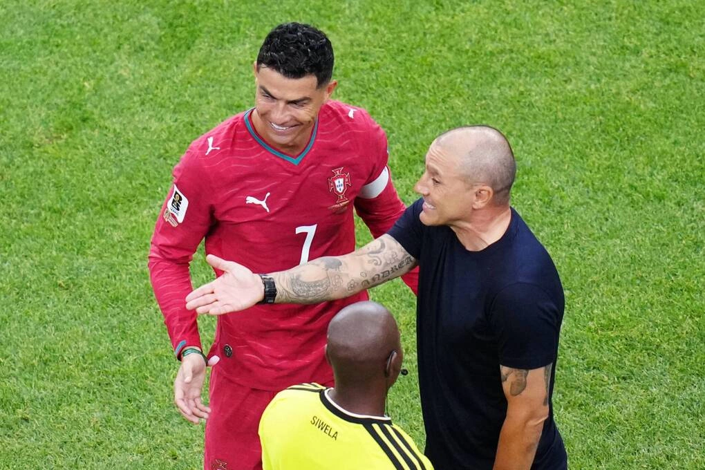 Cristiano Ronaldo (trái) nói chuyện với HLV Fabio Cannavaro (áo đen) trong trận Bồ Đào Nha 5-0 Uzbekistan, ở bảng K World Cup 2026, tại Houston, Mỹ ngày 23/6. Ảnh: AP