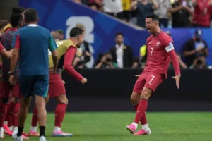 Ibrahimovic: 'Ronaldo cứ làm như vừa trở về từ hành tinh khác'