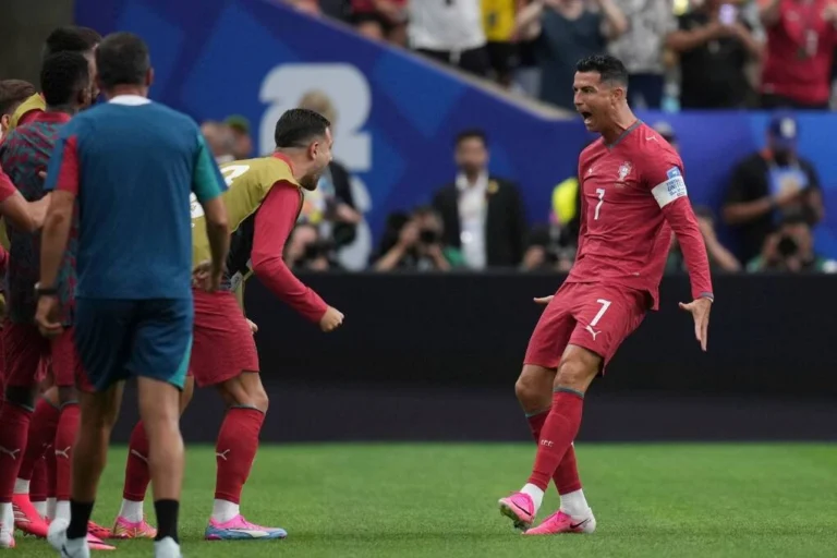 Ibrahimovic: 'Ronaldo cứ làm như vừa trở về từ hành tinh khác'
