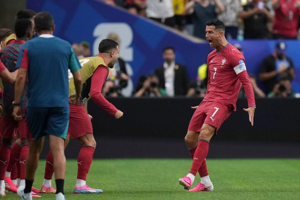 Ibrahimovic: 'Ronaldo cứ làm như vừa trở về từ hành tinh khác'