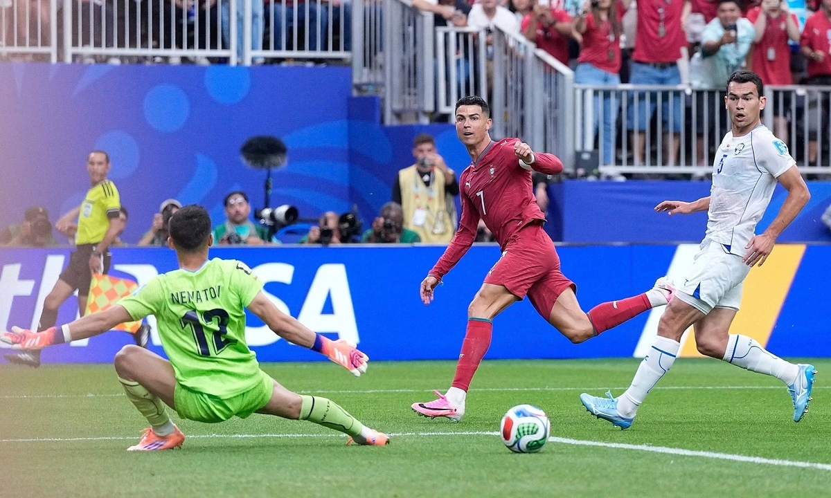 Tiền đạo trái: Cristiano Ronaldo (Bồ Đào Nha) Ronaldo đáp trả màn ra quân mờ nhạt bằng cú đúp vào lưới Uzbekistan. Anh mở tỷ số và hoạt động tích cực trong các tình huống tấn công, ghi cả hai bàn đều từ bóng sống. Siêu sao 41 tuổi được chấm 9,1 điểm ở màn trình diễn này, trong khi Kylian Mbappe vắng mặt dù được chấm 9,2 điểm theo Fotmob. Ronaldo cũng là cầu thủ duy nhất ở trong đội hình tệ nhất lượt đầu, nhưng được chọn vào đội hình tiêu biểu lượt hai.