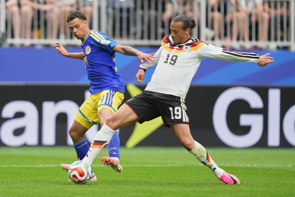 Deveron Fonville (trái) tranh chấp bóng với Leroy Sane trong trận Đức thắng Curacao 7-1 ở bảng E World Cup 2026 tại Houston ngày 14/6. Ảnh: AP