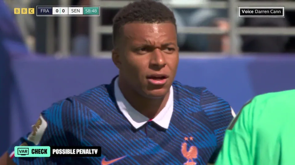 Kylian Mbappe phân trần với trọng tài, tin rằng pha vào bóng của Sadio Mane là một pha phạm lỗi và tuyển Pháp phải được hưởng penalty. Ảnh: BBC Sport
