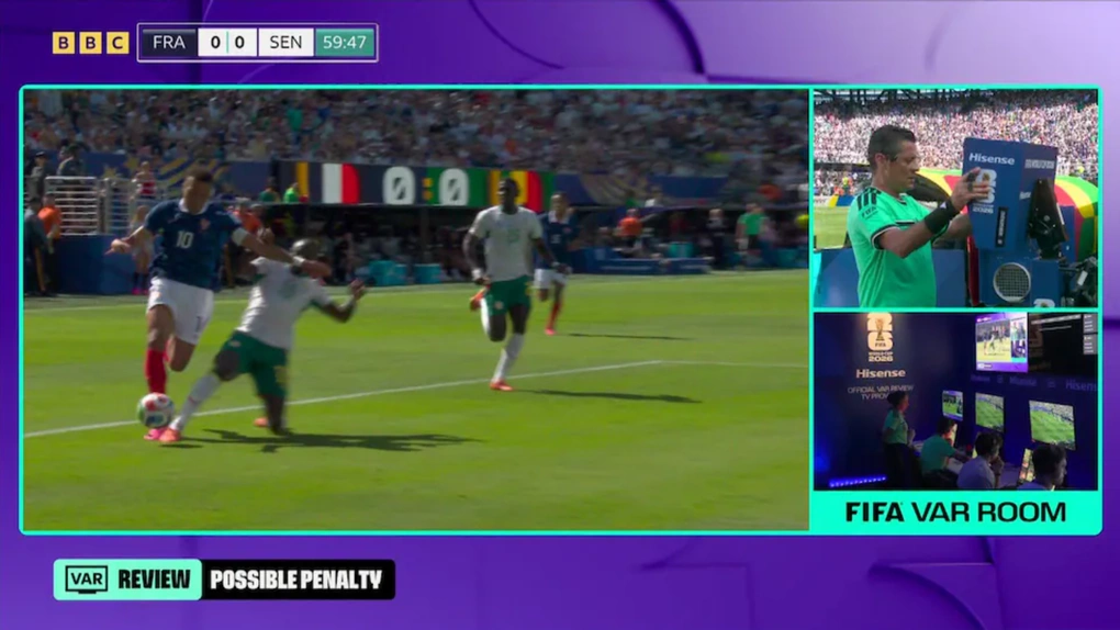 Góc quay chậm về tình huống tác động của Sadio Mane đối với Kylian Mbappe dành cho trọng tài Faghani. Ảnh: BBC Sport