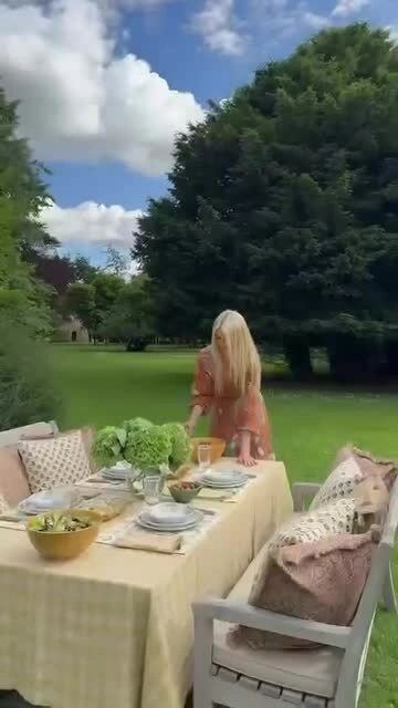 Siêu mẫu Claudia Schiffer tận hưởng cuộc sống vùng nông thôn
