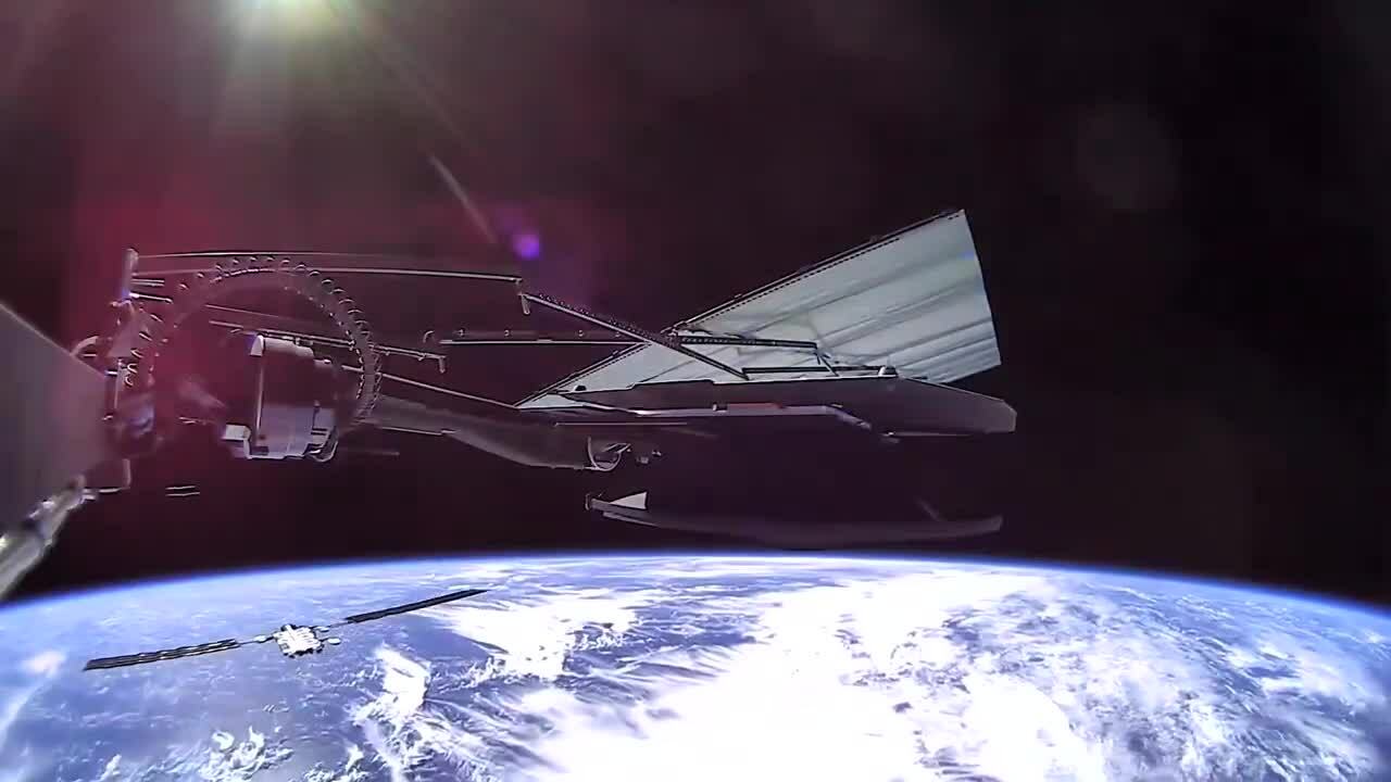 Các vệ tinh Starlink (góc trái) bay trên quỹ đạo Trái Đất. Video: X/Michael Nicolls