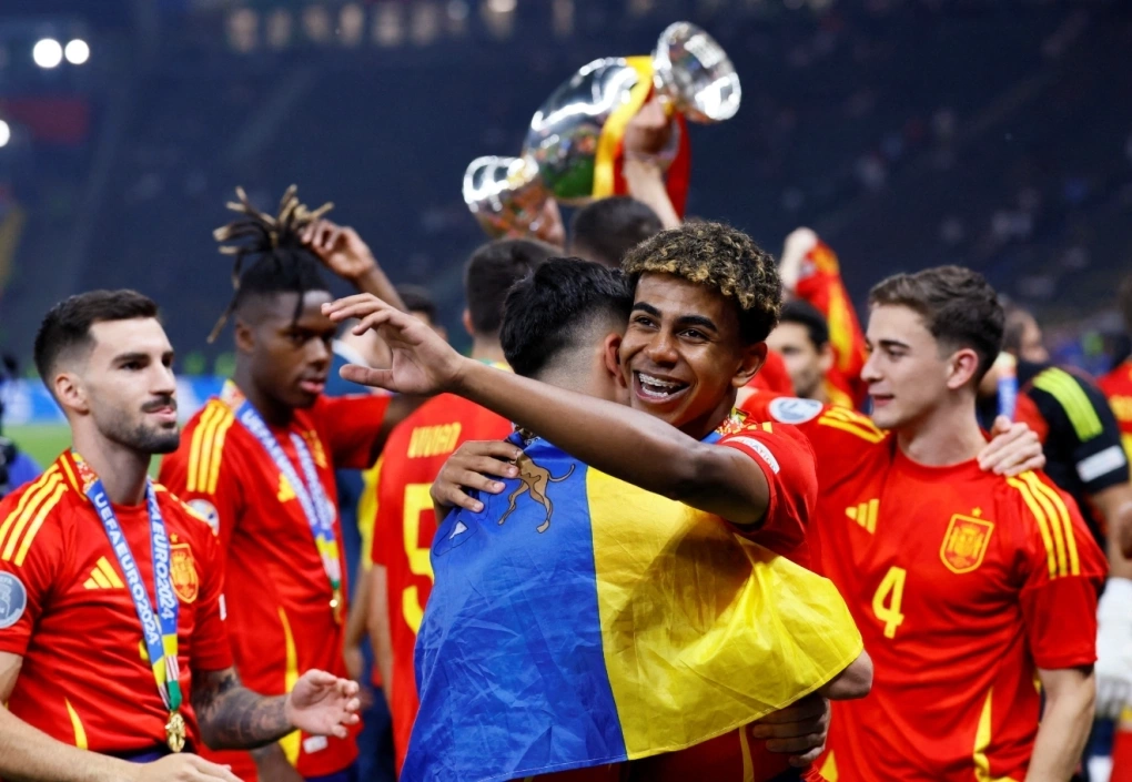 Lamine Yamal và các đồng đội vui mừng sau khi Tây Ban Nha thắng Anh ở chung kết Euro 2024 trên sân Olympiastadion, Berlin, Đức ngày 14/7/2024. Ảnh: Reuters